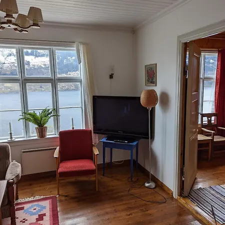 The Queen Path Right From The House 別荘 Tveit (Vestland)